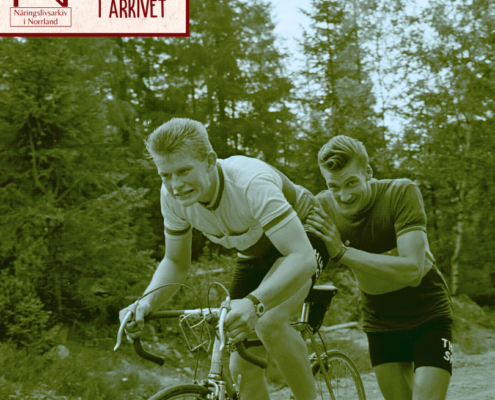 På bilden syns två okända cyklister som deltog i cykel-SM år 1960 i Härnösand. Det ser onekligen tungt ut för den som cyklar men med god kamratskap går det lättare! Bilden kommer ifrån det idag "herrelösa" (vilket innebär att det är ingen företag som äger arkivet och ägandet övergått till Näringslivsarkiv i Norrland) arkivet från bolaget Norrfoto AB.