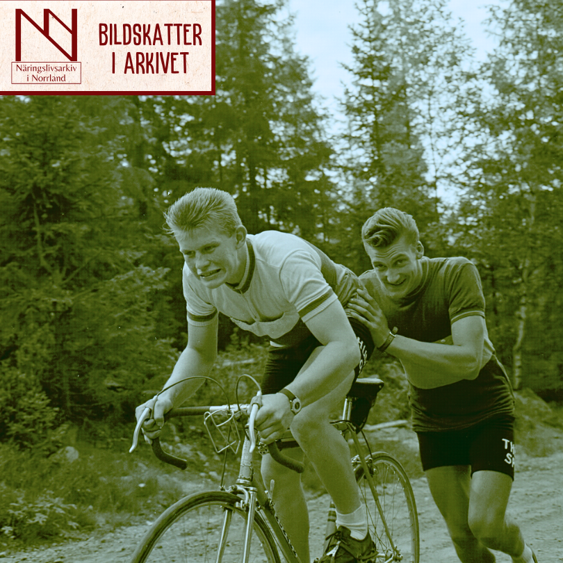 På bilden syns två okända cyklister som deltog i cykel-SM år 1960 i Härnösand. Det ser onekligen tungt ut för den som cyklar men med god kamratskap går det lättare! Bilden kommer ifrån det idag "herrelösa" (vilket innebär att det är ingen företag som äger arkivet och ägandet övergått till Näringslivsarkiv i Norrland) arkivet från bolaget Norrfoto AB.