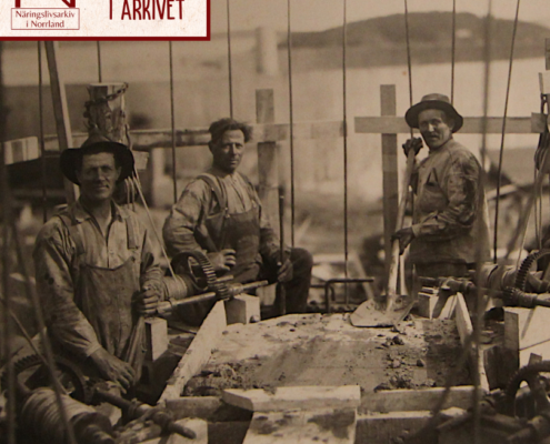 På bilden syns byggnadsarbetare som jobbar med att bygga Ortvikens Sulfatfabriks syratorn byggnadsår 1928